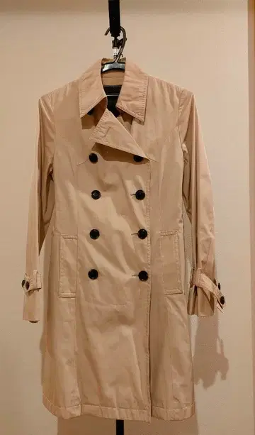 베이지 더블 브레스트 트렌치코트