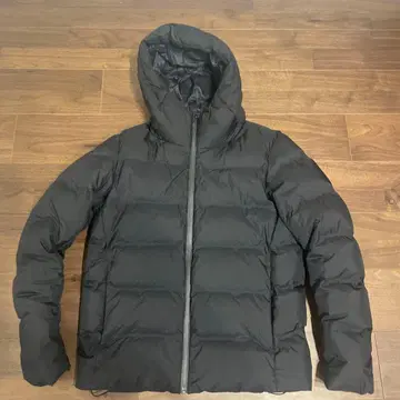 유니클로 심리스 다운 자켓 블랙 L 사이즈