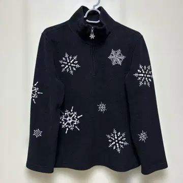 눈꽃송이 자수 하프 지퍼 플리스 블랙