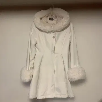 화이트 퍼 부착 롱 코트