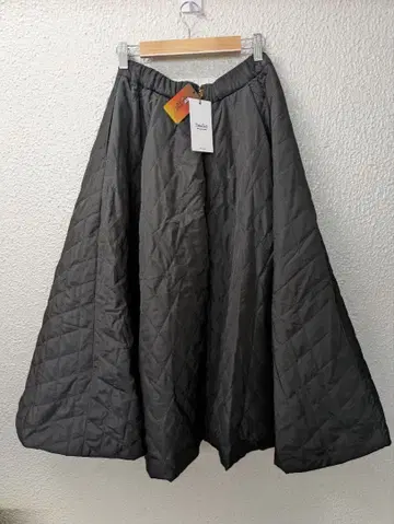 블랙 퀼팅 플레어 스커트