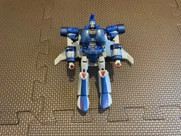 파랑과 화이트의 로봇 피규어