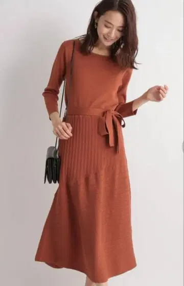 [ Andemiu ] 브라운 짜임 절개 라인 니트 원피스 A라인
