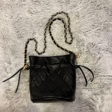 AULENTT 블랙 가죽 퀼팅 숄더백