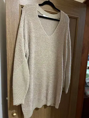 베이지 V넥 오버 사이즈 니트 스웨터