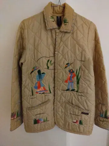 LAVENHAM 자수가 들어간 베이지 퀼팅 자켓