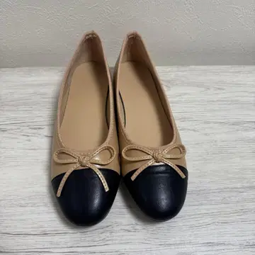 새상품 리본 포함 베이지 네이비 플랫슈즈