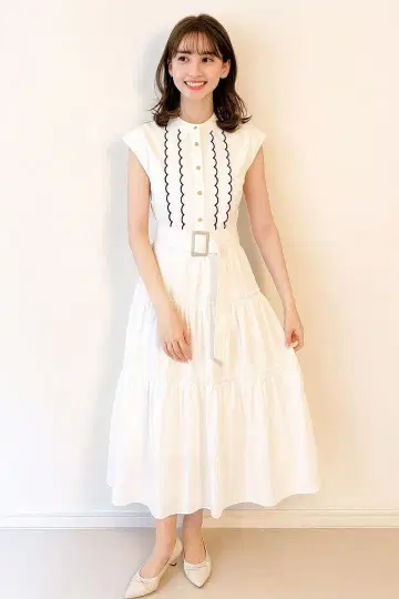 화이트 스캘럽 드레스 벨트 포함