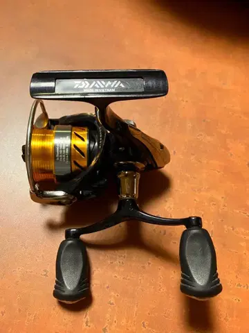 다이와 레브로스 2000번입니다.