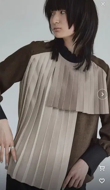 UNITED TOKYO 컬러 플리츠 블라우스 브라운