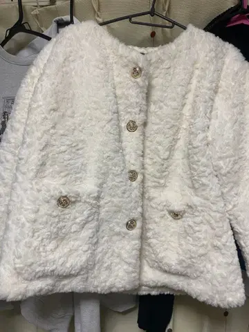 화이트 퍼풍 노카라 자켓