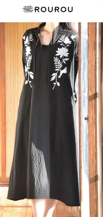 ROUROU 로우 로우 로터스 보타니컬 자수 원피스