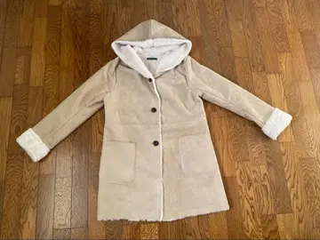 후드 부착 베이지 롱 코트 페이크 무스탕