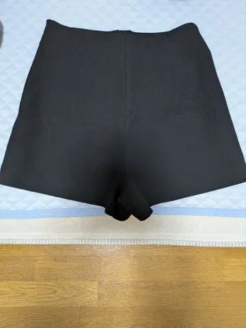 미사용 새상품 ZARA 블랙 숏팬츠 사이드 지퍼 포함