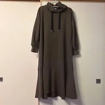 디자인웍스 후드 부착 다크 브라운 원피스