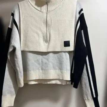 하이넥 크롭 니트 스웨터