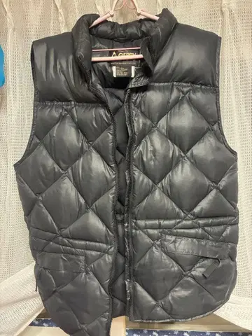 GERRY 블랙 퀼팅 다운 베스트