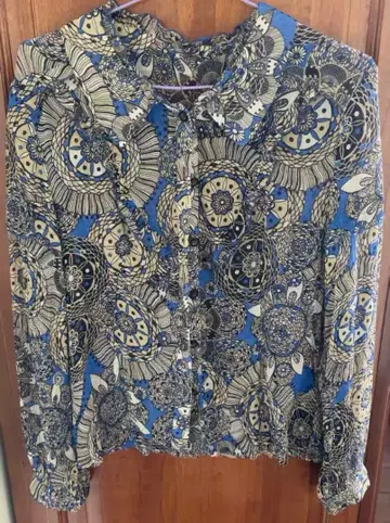 파랑과 검정 무늬 긴팔 셔츠