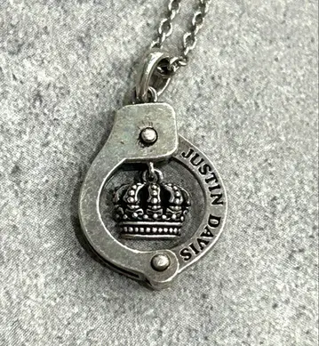 JUSTIN DAVIS 수갑과 왕관 목걸이