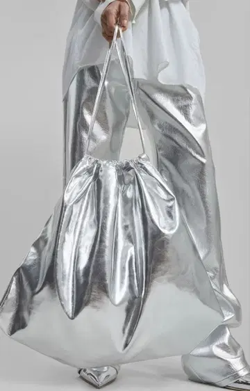 The Frankie Shop 메탈릭 실버 드로 스트링 백