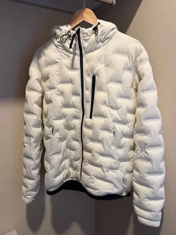 화이트 후드 부착 다운 자켓