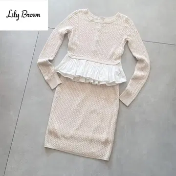 Lily Brown 아이보리 페플럼 니트 셋업 이소재 절개