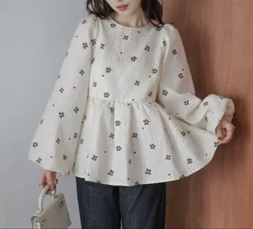 [택 포함 새상품] 꽃무늬 자카드 퍼프 슬리브 페플럼 상의