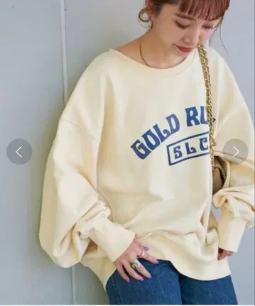 B.Cstock 로고 맨투맨 오버 사이즈 크림색