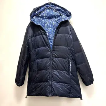 벨메종 블루의 리버티 패턴 네이비 다운 페더 리버서블