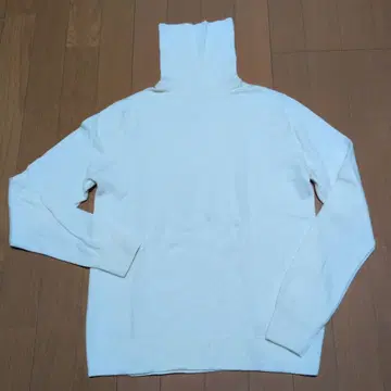 UNIQLO 아이보리 터틀넥 스웨터