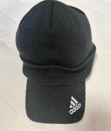 adidas 블랙 니트 캡 프론트 챙 부착