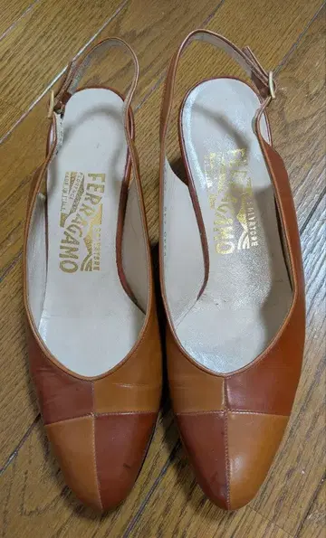 페라가모의 브라운 펌프스