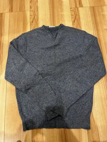 ENIS MEAIN 이니슈만 빔즈 플러스 V넥 스웨터