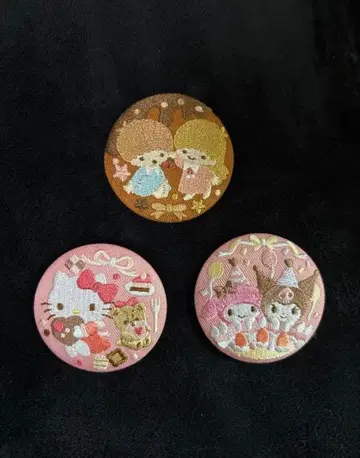 산리오 자수 캔 배지 세트 (3개입)