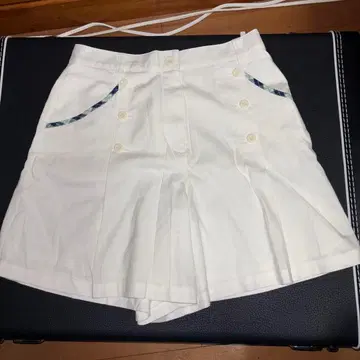 Black & White 버튼 숏팬츠 화이트