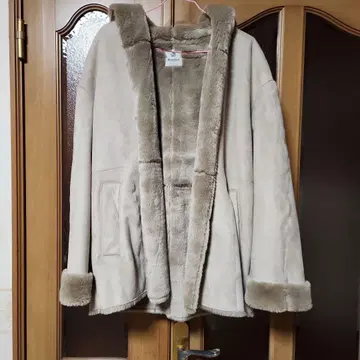 nano universe 라이트 그레이 인조 모피 무스탕 코트