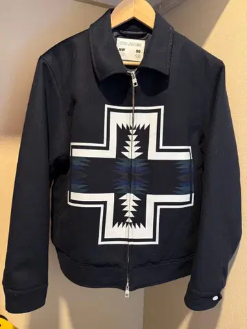 GU 김 존스 콜라보 그래픽 자켓