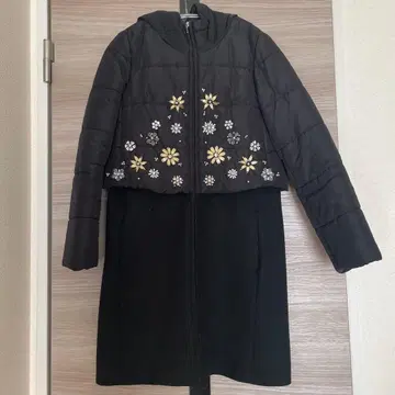 Cherry Ann 비쥬 부착 후드 부착 다운 자켓