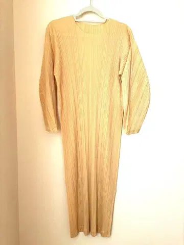 베이지 플리츠 디자인 긴팔 원피스