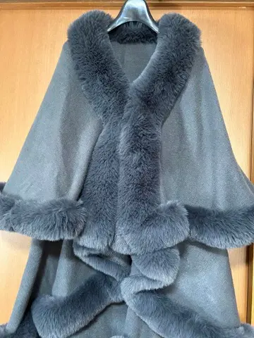 럭셔리 퍼 달린 판초입니다