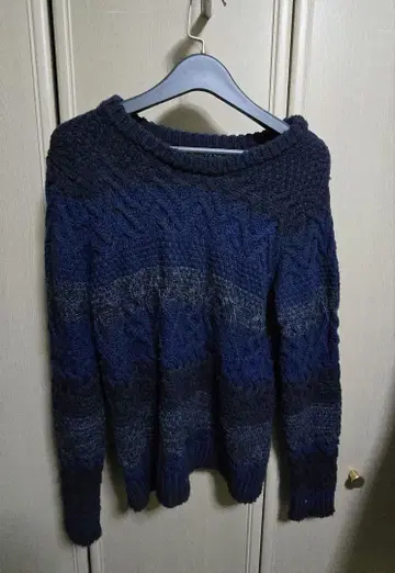 네이비 계열 케이블 니트 스웨터