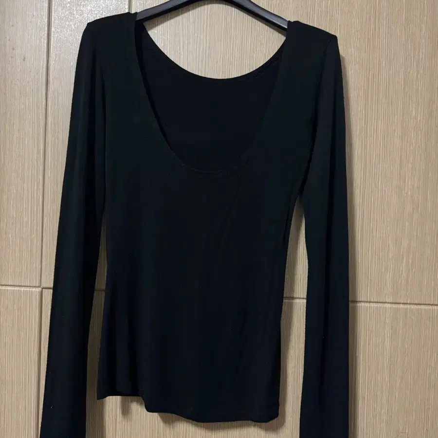 Black U-neck slim t-shirt