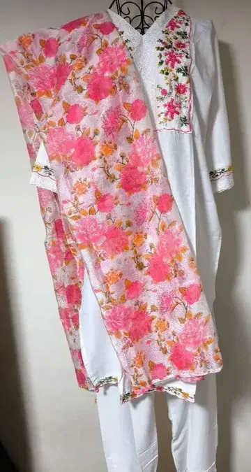 [ 25-N-22-4 ] 화이트 꽃무늬 자수 쿠르타 3피스