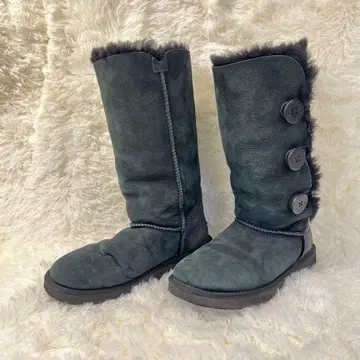 다크 그레이 버튼 달린 퍼 롱 부츠