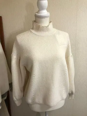 모라비토스펠 화이트 펄 장식 하이넥 니트