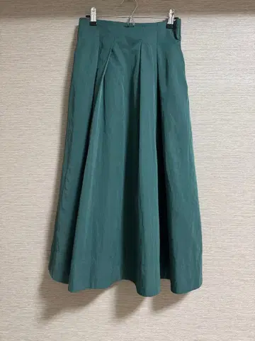 [ 어반리서치 로쏘 ] 턱 디자인 타프타 미디 스커트