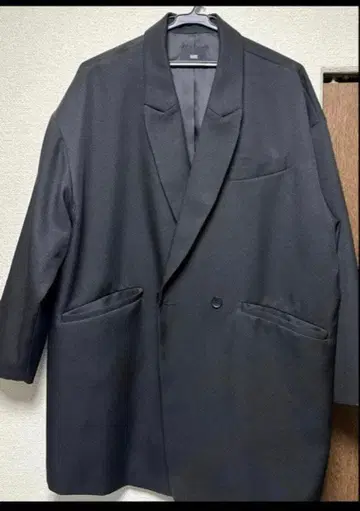 HARE 블랙 체스터 코트