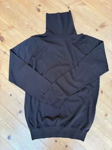 SLOANE 슬로우 울 터틀 하이 게이지 니트