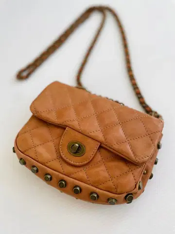 [ 무료배송 ] 카멜 스터드 퀼팅 체인 숄더백