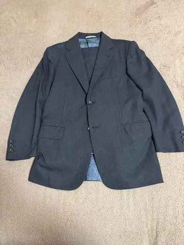 다크 그레이 스트라이프 비즈니스 정장